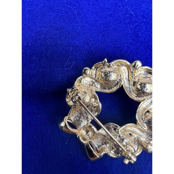 Marvella Brooch Gold Toned Metal Wreath w/Bow Crystals and Faux Pearls Pin W/Box - Picture 5 of 6